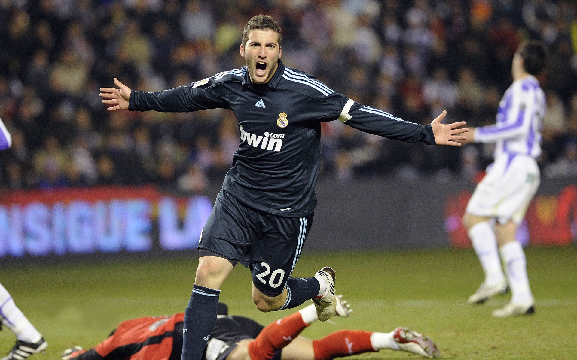 国米欧冠奋战：劳塔罗破门，奥古斯托绝杀再现经典时刻